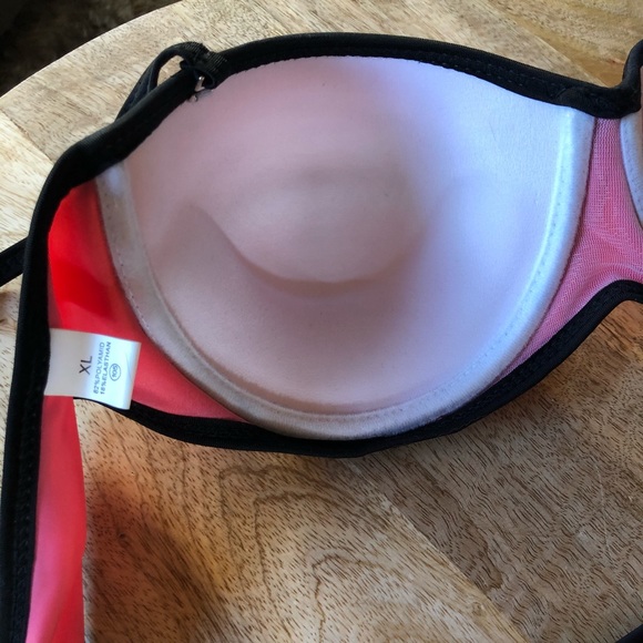 Hot pink bikini - Picture 5 of 6